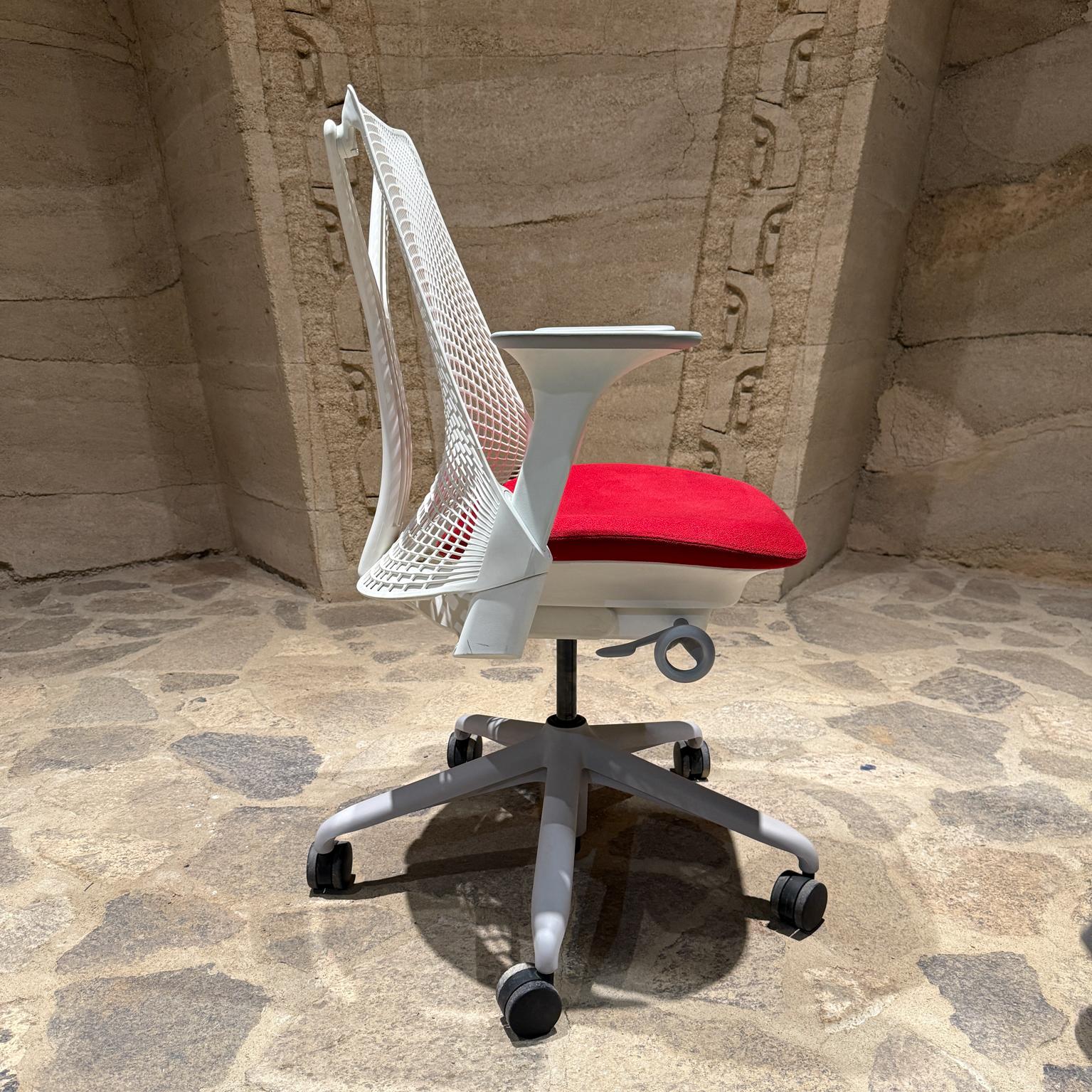 2019 Herman Miller Rojo Blanco Sayl Silla de trabajo de oficina en venta 3
