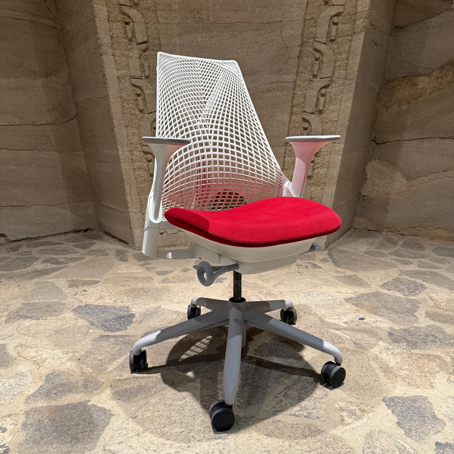 2019 Herman Miller Rojo Blanco Sayl Silla de trabajo de oficina en venta 4