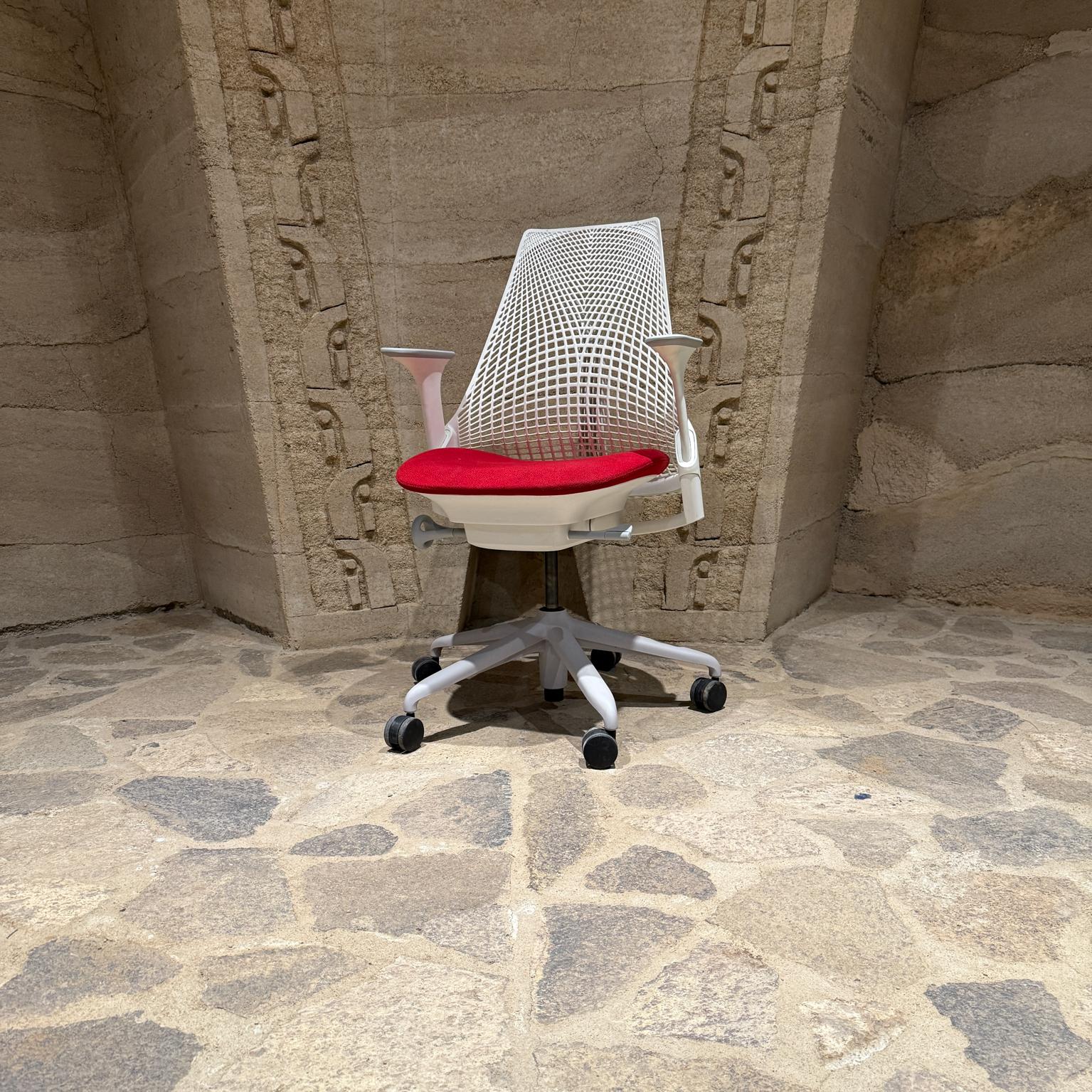 Para tu consideración una silla de trabajo de oficina Herman Miller roja y blanca Sayl 2019
Aluminio, plástico y tela
diseño Yves Behar 2010
39 alto x 24 ancho x 24 fondo
altura del asiento regulable 16,5 -21
Estado seminuevo vintage sin