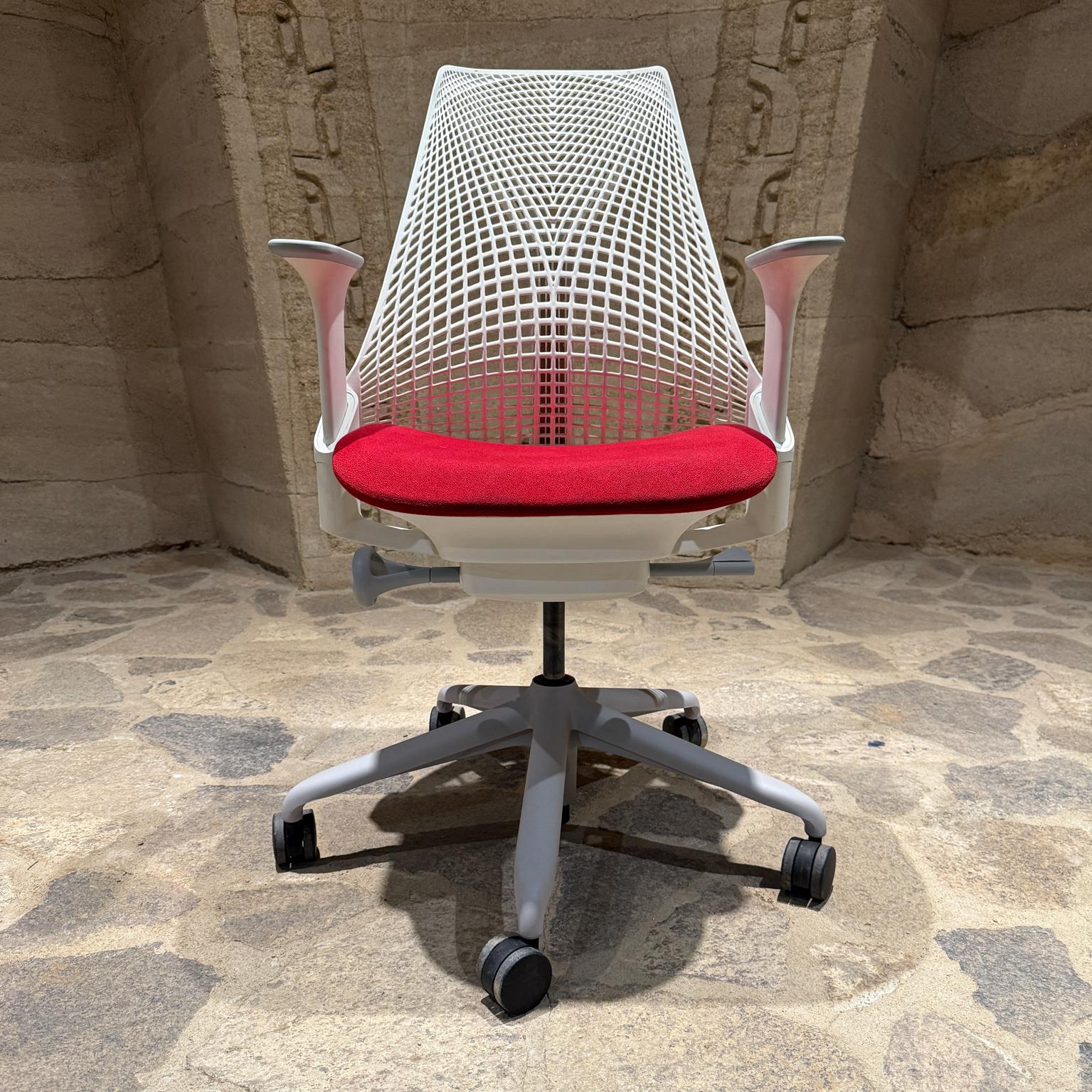 2019 Herman Miller Rojo Blanco Sayl Silla de trabajo de oficina Moderno en venta
