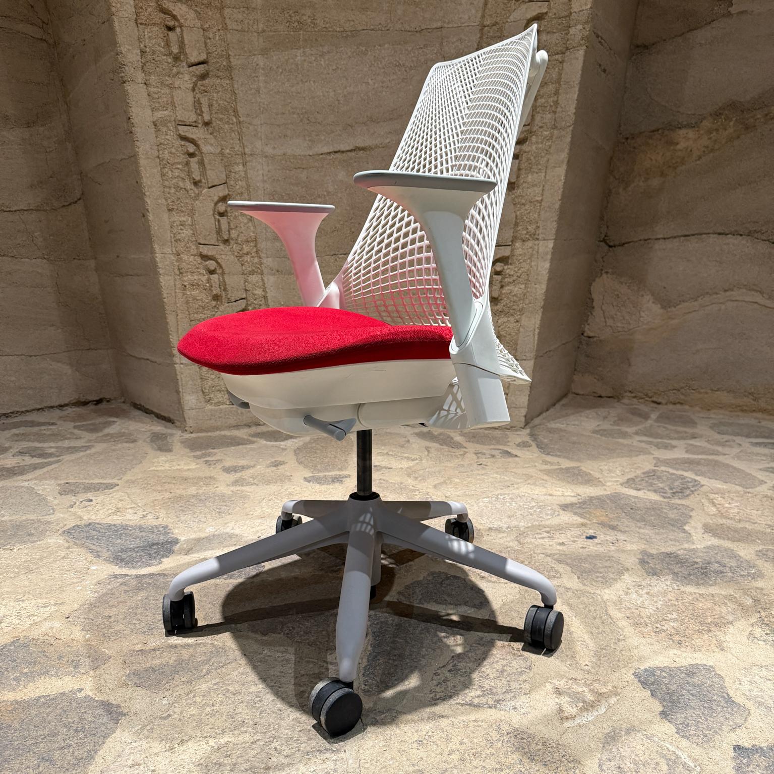 2019 Herman Miller Rojo Blanco Sayl Silla de trabajo de oficina Estadounidense en venta