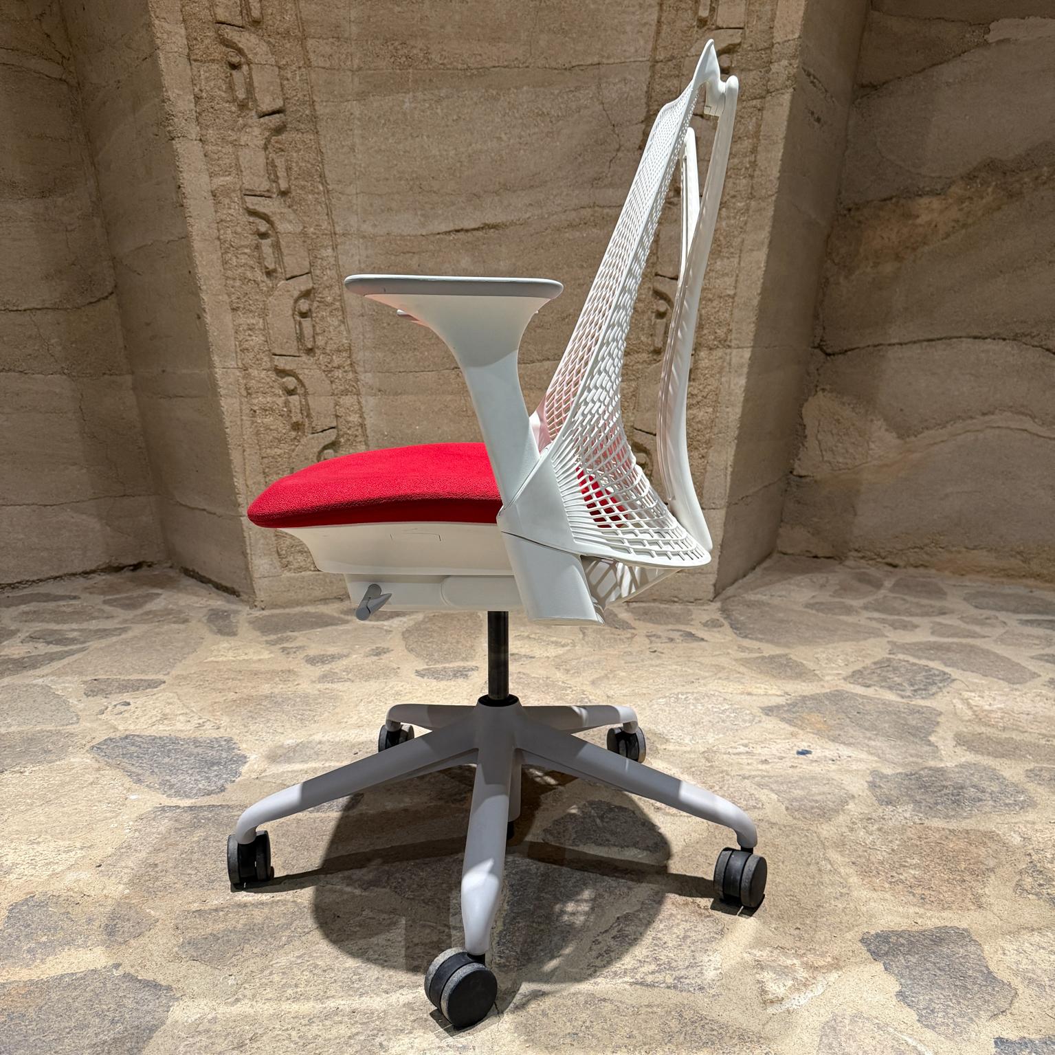 2019 Herman Miller Rojo Blanco Sayl Silla de trabajo de oficina en Bueno estado para la venta en Chula Vista, CA