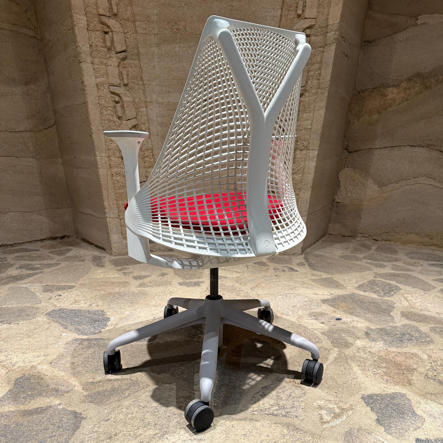 2019 Herman Miller Rojo Blanco Sayl Silla de trabajo de oficina Siglo XXI y contemporáneo en venta