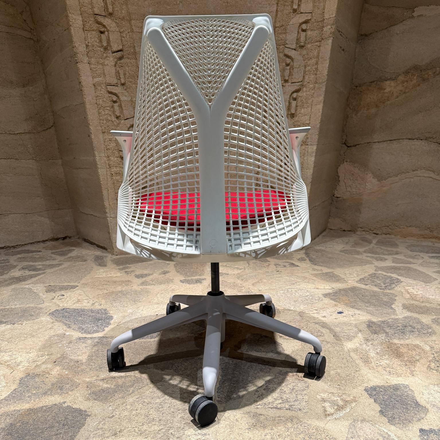 2019 Herman Miller Rojo Blanco Sayl Silla de trabajo de oficina Aluminio en venta