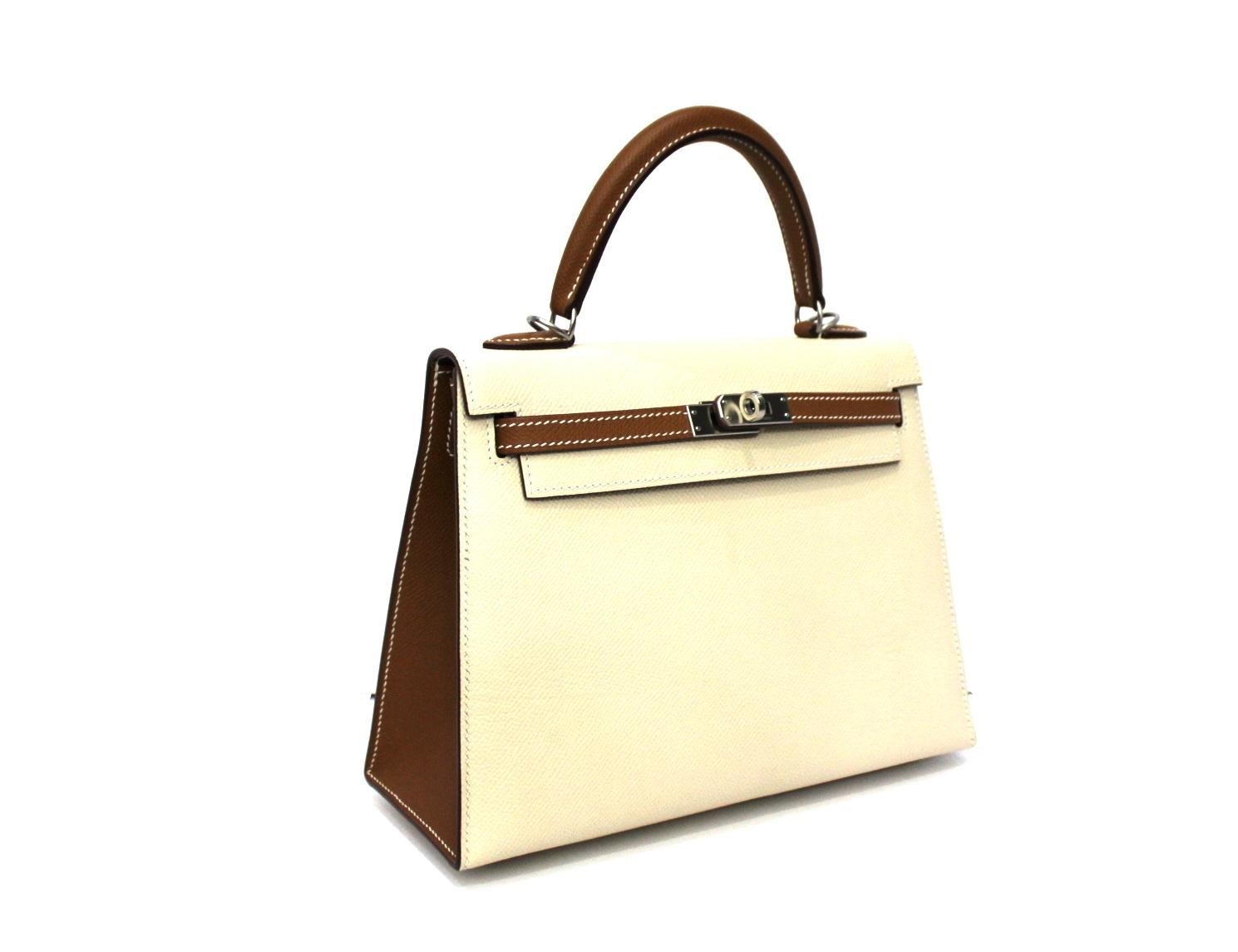 Superb Hermès bag model Kelly 25 cm made of beige and camel leather with silver hardware. Equipped with top handle and removable shoulder strap. Closing with classic Hermès hook, internally quite large. Equipped with its dust-bag and its original