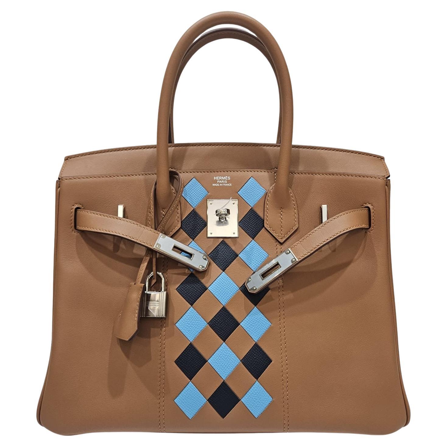 Limitrd edition birkin 30 tressage in gold swift leather and palladium hardware. Overall still in excellent barely worn condition, with minor storage scuffings. Stamp D (2019). Comes with its tools, dust bag, raincoat and box.