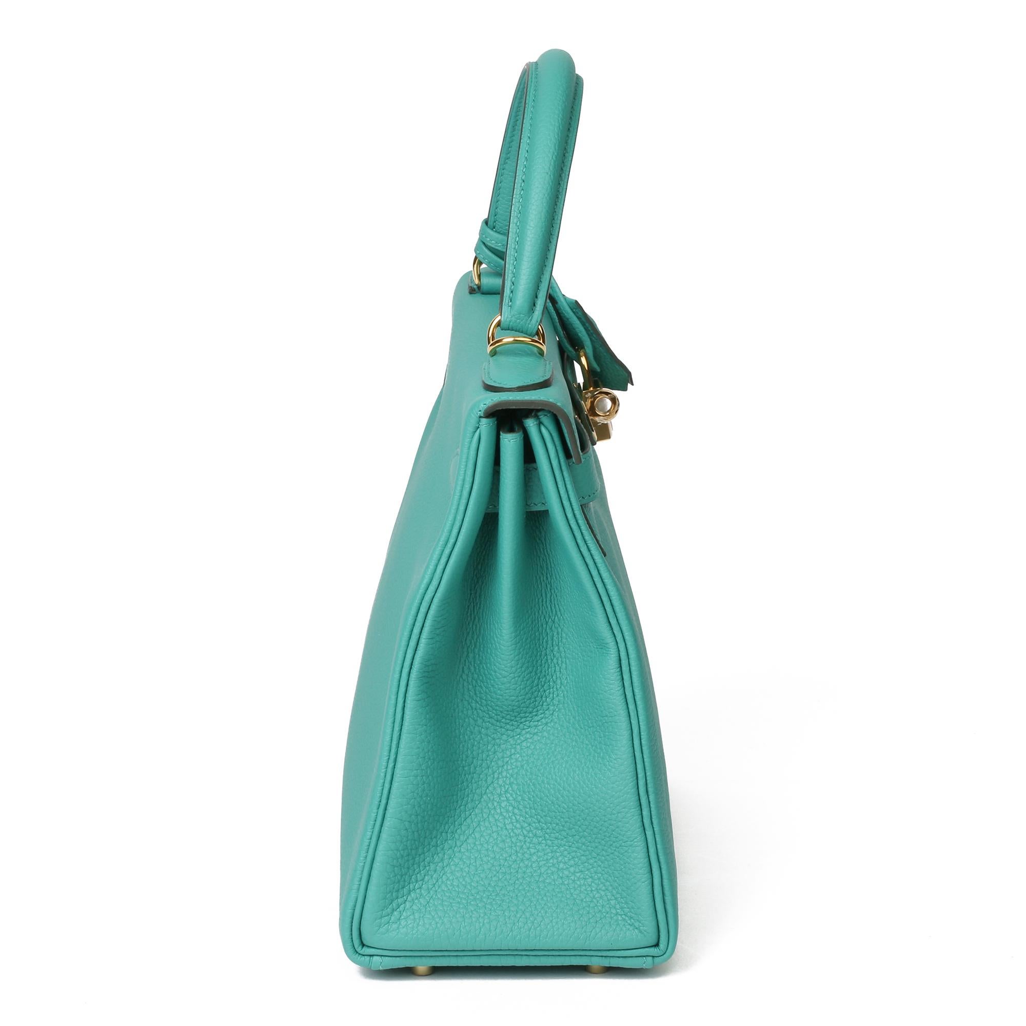 HERMÈS
Vert Verone Togo Leder Kelly 28cm Sellier

Xupes Referenz: HB3988
Seriennummer: D
Alter (circa): 2019
Begleitet von: Hermès Dust Bag:: Box:: Vorhängeschloss:: Schlüssel:: Clochette:: Schulterriemen:: Regenschutz:: Quittung::
