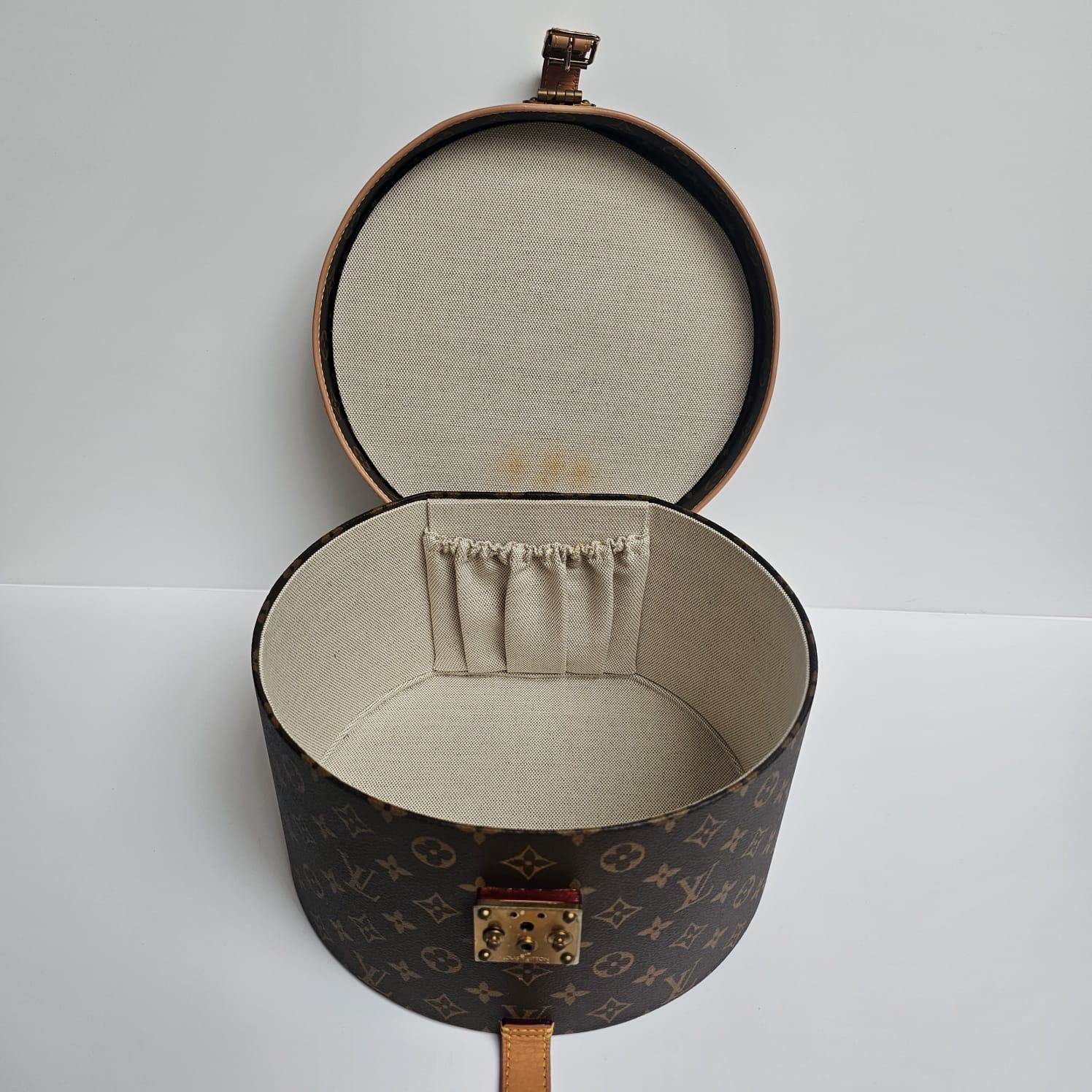 Schöne boite chapeau Reisetasche in Monogram. Ikonisches Louis Vuitton Hartschalenkofferstück. Insgesamt in sehr gutem, gepflegtem Zustand. Die Dichtung bedeckt noch die Hardware. Auf dem Leinenfutter sind einige vergilbte Stellen zu sehen. Wird so