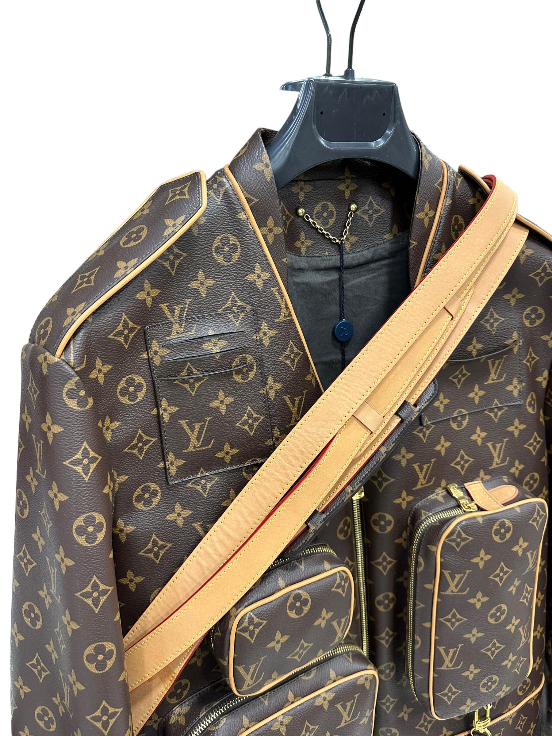 The Monogram admiral jacket pays homage to Louis Vuitton's craftsmanship. The military-style model, made of Monogram canvas, combines the bandolier with details inspired by the Maison's leather goods, such as natural cowhide finishes, removable