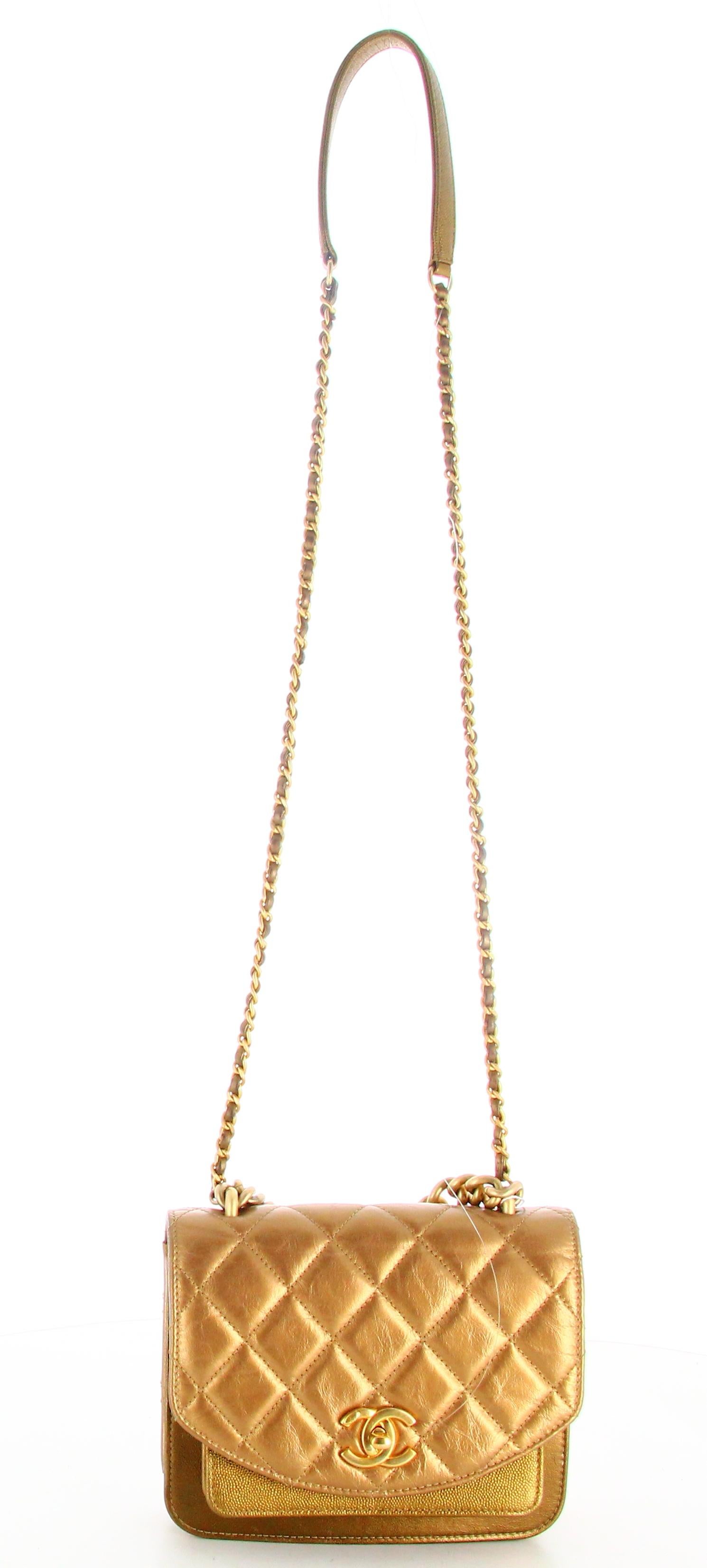 2019 Mini Bag Chanel Handle Flap Golden In Good Condition In PARIS, FR