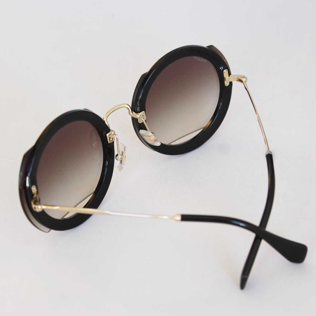 PE 2019
Miu Miu Reveal collection
Full circle design 
Cut-out lenses applied to glitter acetate frame front
Metal bridge and temples
Engraved Miu Miu lettering logo
Adjustable nose pads suitable for any fit
15 Cm length (5.9 inches)
Condition: New