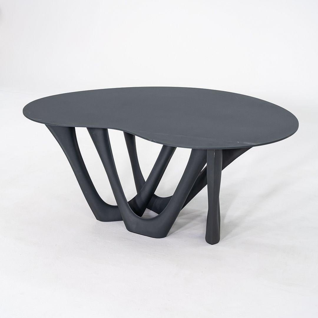 Il s'agit d'une table G, conçue à l'origine par Oskar Zieta. Cet exemplaire particulier a été produit en Pologne en 2019. La table est composée d'un cadre et d'un plateau en acier inoxydable. 
 

 La table mesure 62,99 pouces de long, 43,40 pouces