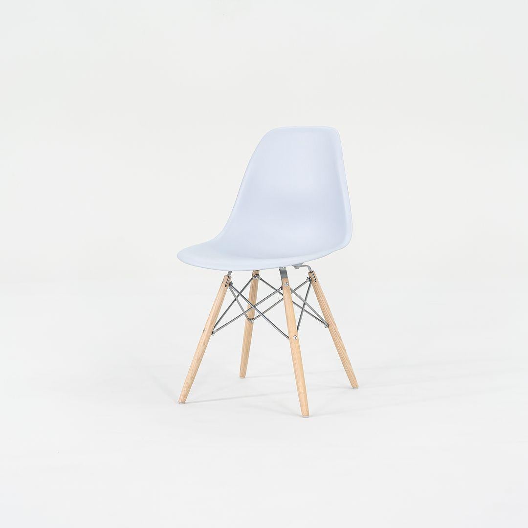 2019 Pareja de sillas Eames DSW Shell de plástico en azul con bases de espigas de roble blanco 3