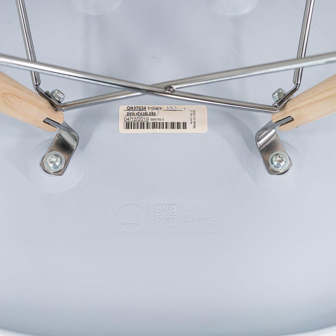 2019 Pareja de sillas Eames DSW Shell de plástico en azul con bases de espigas de roble blanco 4