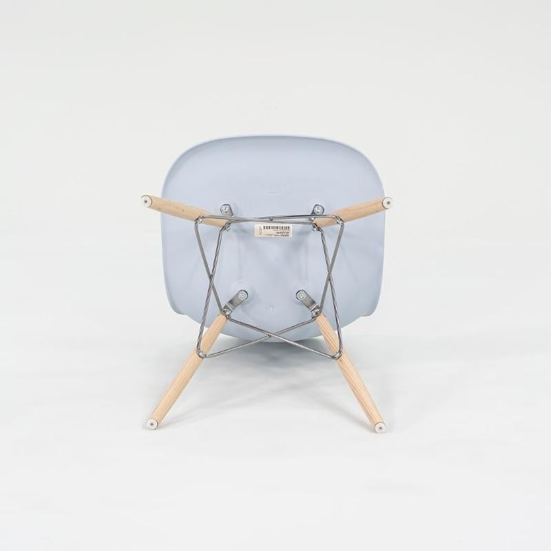 2019 Pareja de sillas Eames DSW Shell de plástico en azul con bases de espigas de roble blanco 5