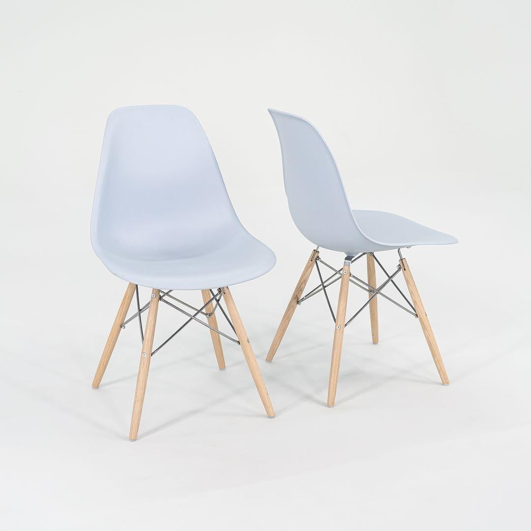 Se trata de un par de sillas auxiliares Eames DSW, diseñadas inicialmente por Ray y Charles Eames para Herman Miller en 1948. Estos ejemplares fueron fabricados por Herman Miller en EE.UU. en 2019, y el precio indicado incluye las dos sillas tal y