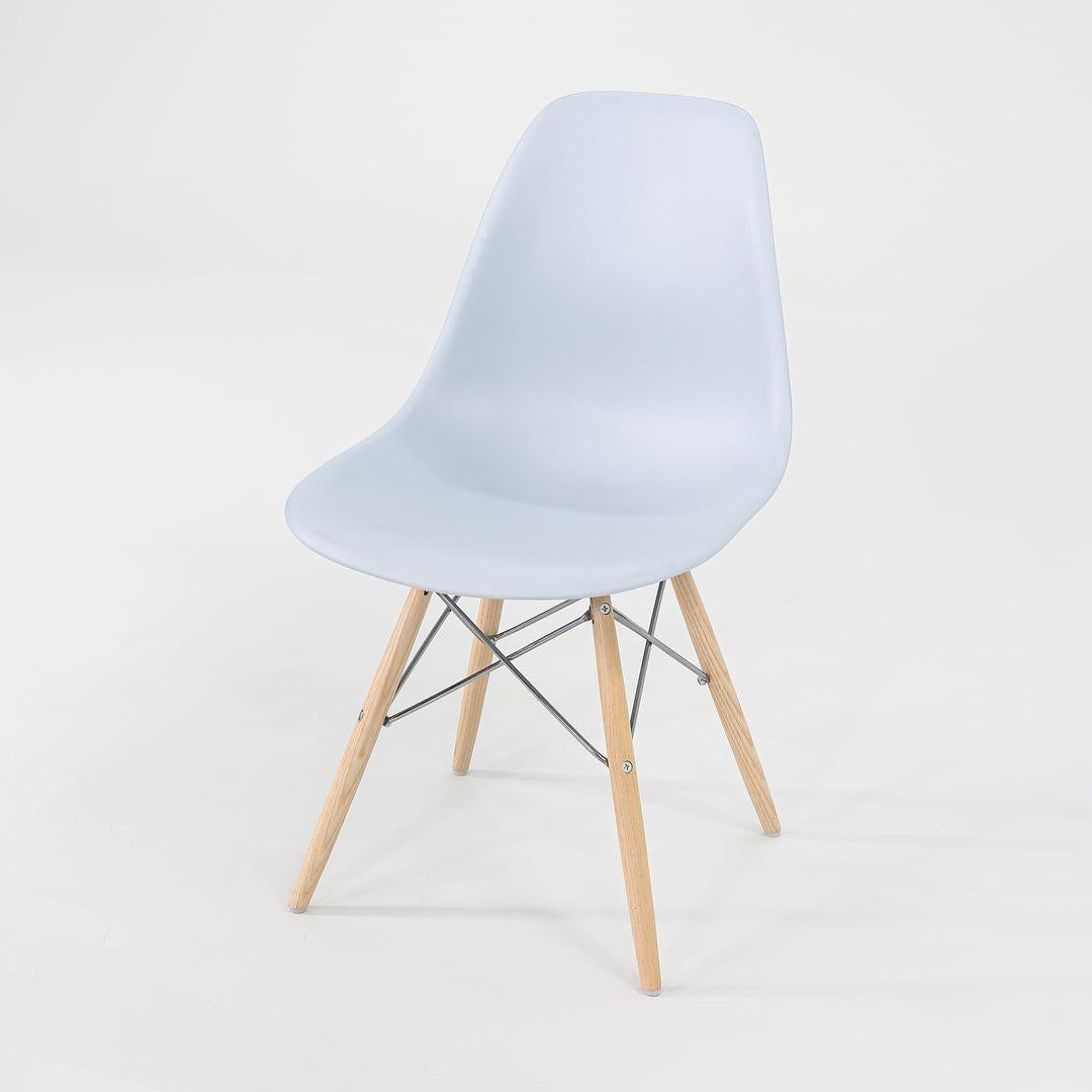 2019 Pareja de sillas Eames DSW Shell de plástico en azul con bases de espigas de roble blanco Moderno