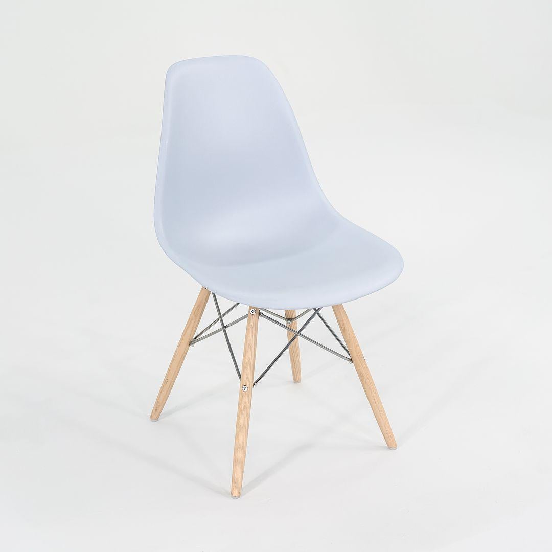 2019 Pareja de sillas Eames DSW Shell de plástico en azul con bases de espigas de roble blanco Estadounidense