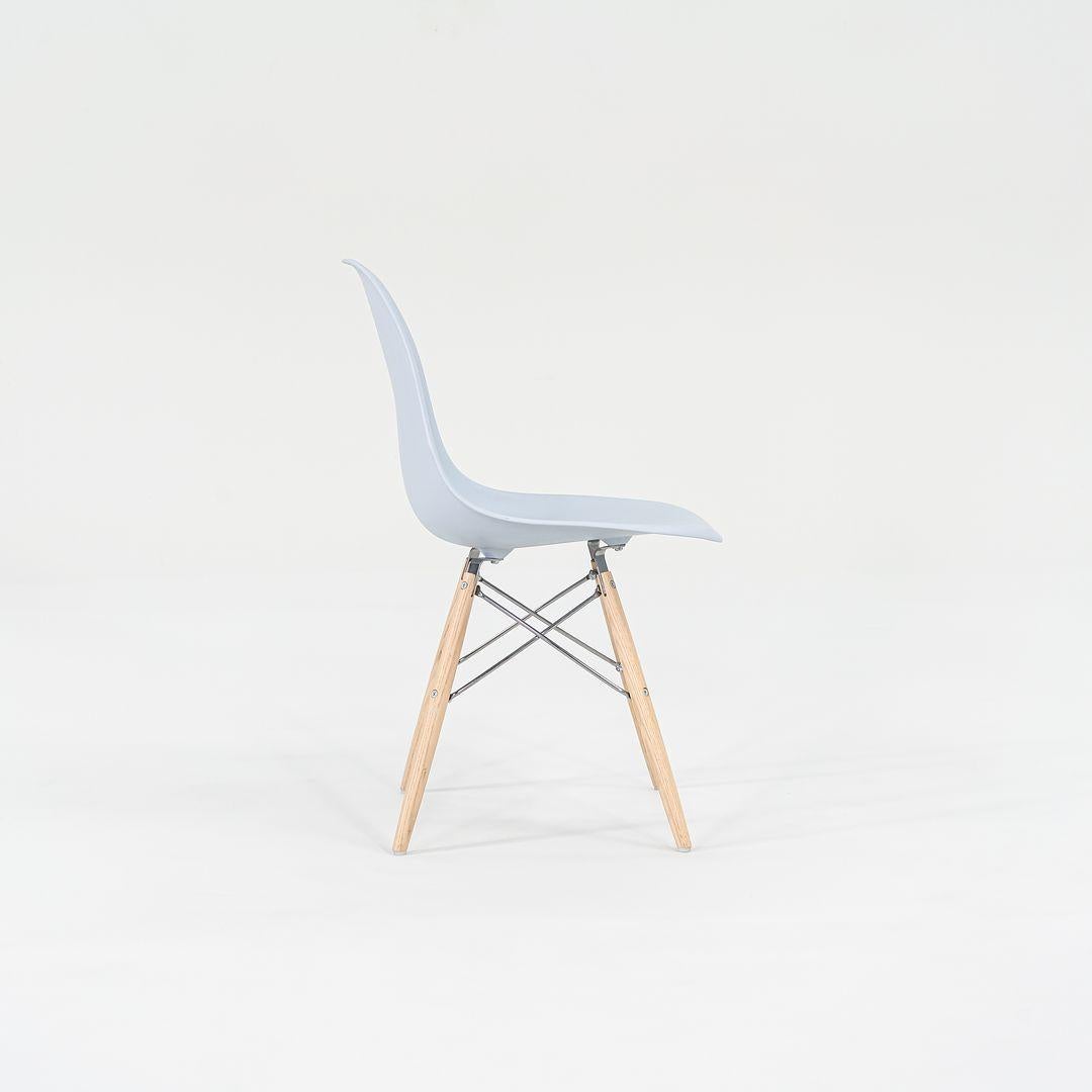 2019 Pareja de sillas Eames DSW Shell de plástico en azul con bases de espigas de roble blanco Siglo XXI y contemporáneo