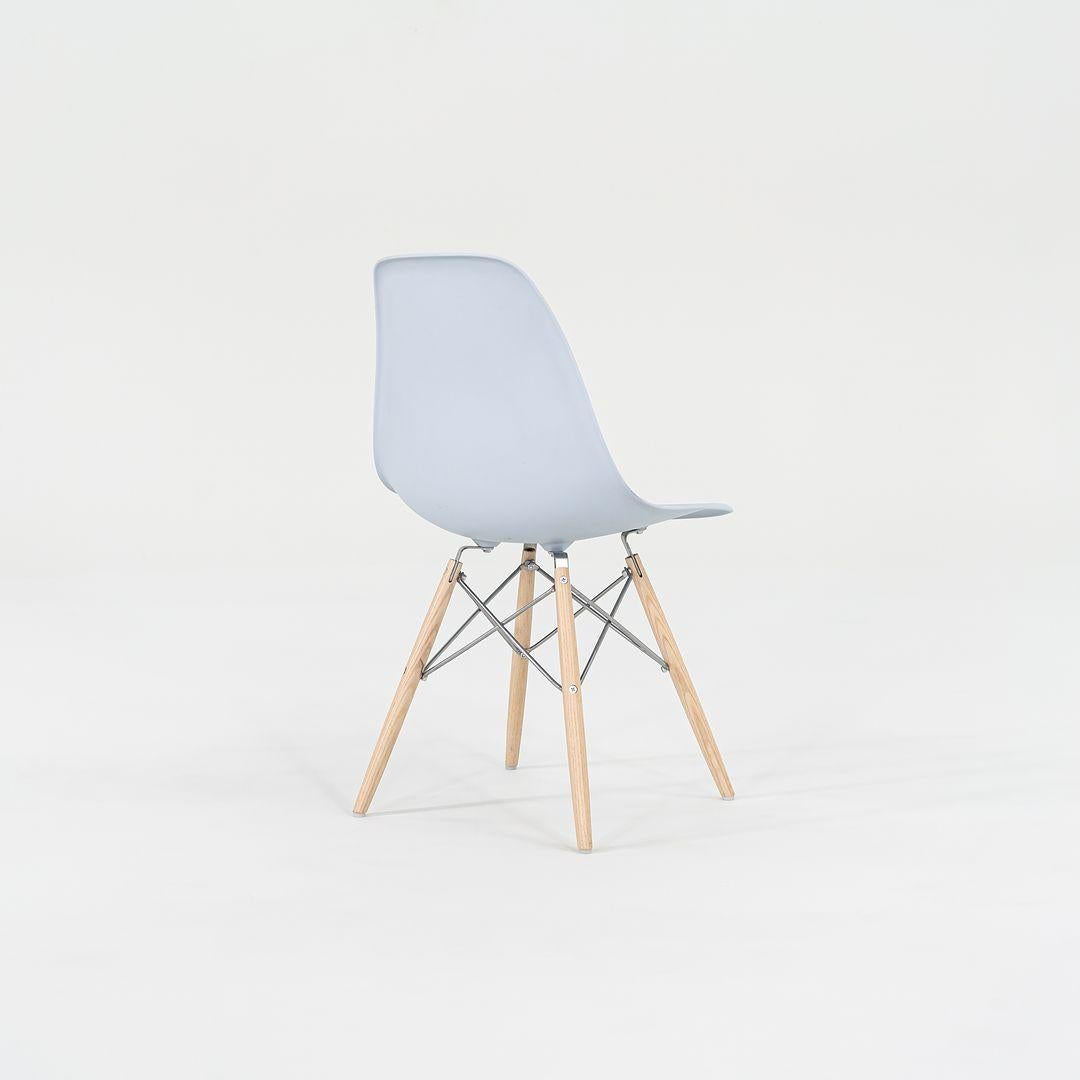 2019 Pareja de sillas Eames DSW Shell de plástico en azul con bases de espigas de roble blanco Acero