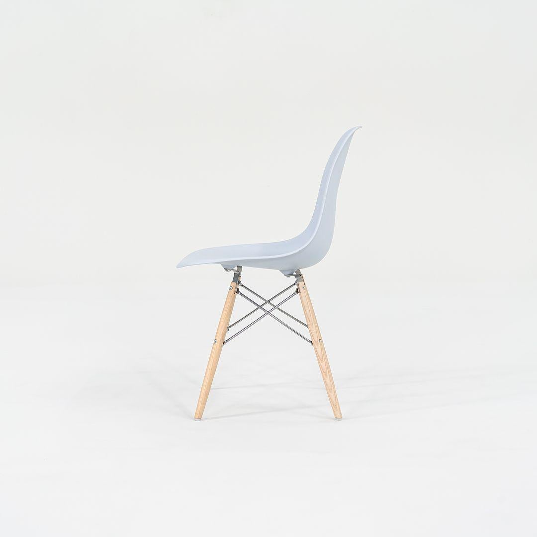 2019 Pareja de sillas Eames DSW Shell de plástico en azul con bases de espigas de roble blanco 1