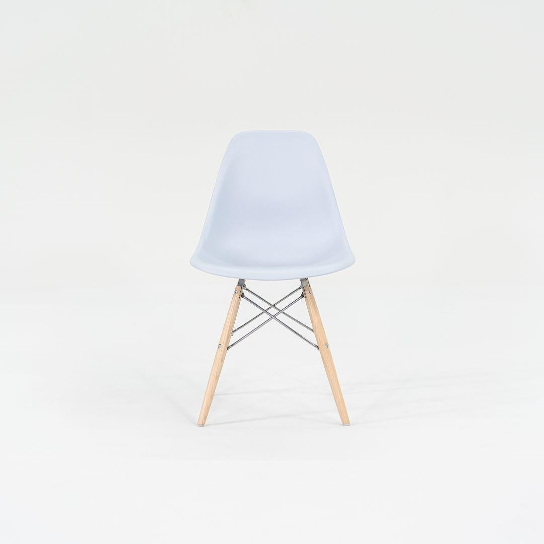 2019 Pareja de sillas Eames DSW Shell de plástico en azul con bases de espigas de roble blanco 2