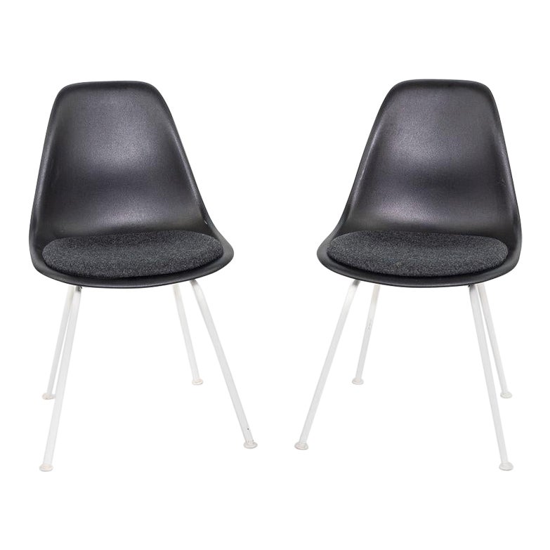 2019 Paire de chaises de salle à manger en plastique Eames d'Herman Miller avec assise en tissu