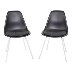 2019 Paire de chaises de salle à manger en plastique Eames d'Herman Miller avec assise en tissu