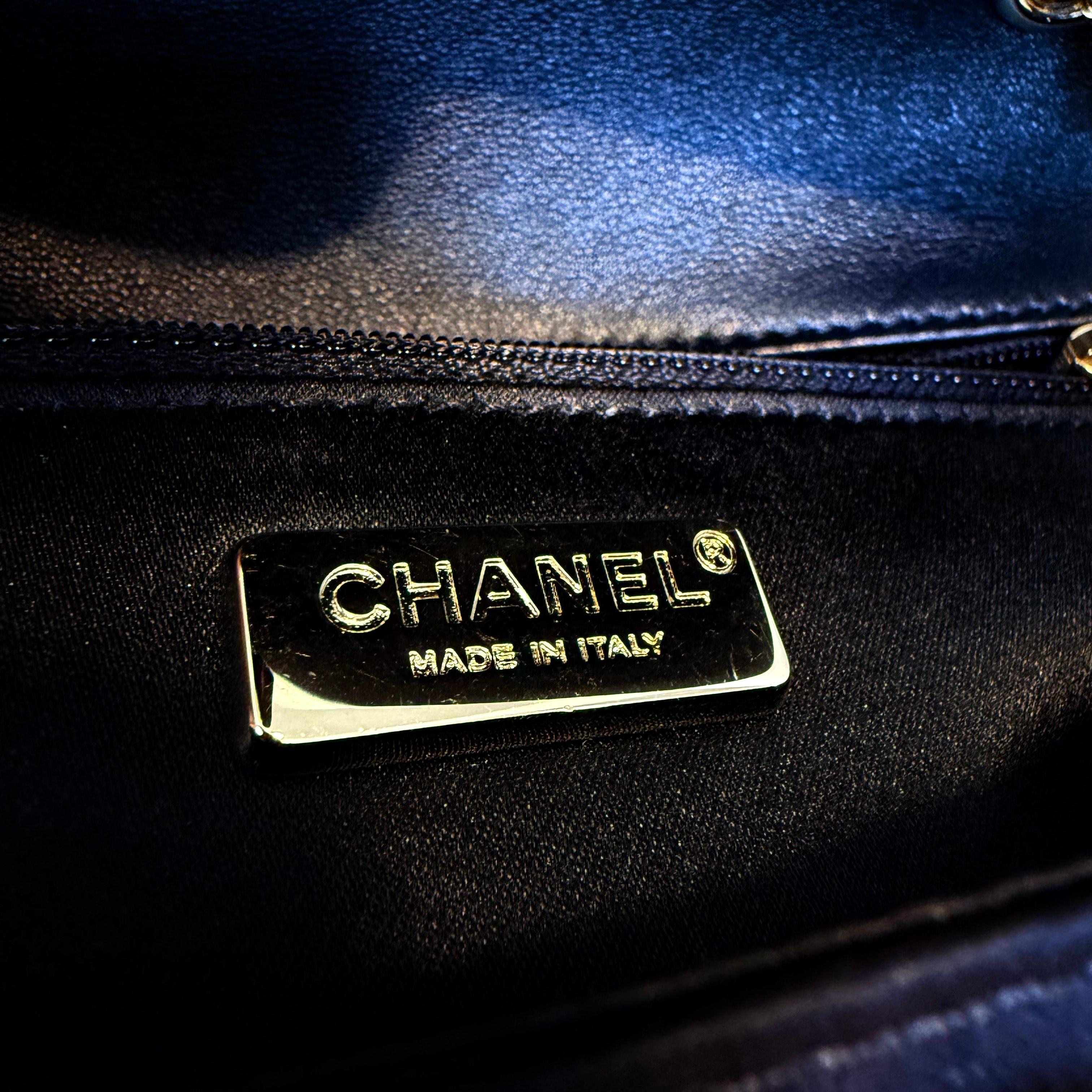 2019 Rara borsa limitata Chanel by Karl Lagerfeld for Chanel con perle in vendita 7