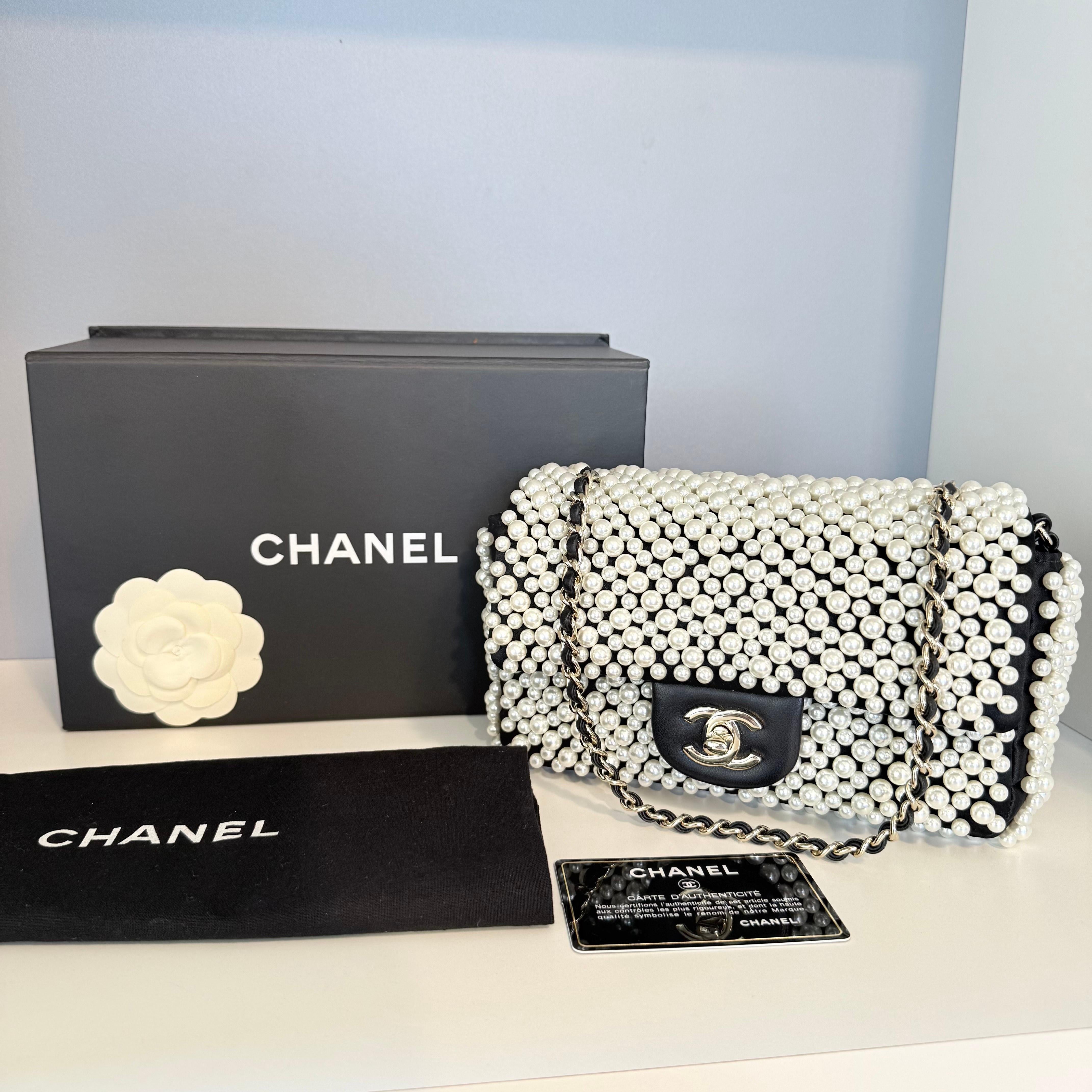 Stai guardando una splendida, rara e ricercatissima borsa Chanel
Edizione limitata
La Collection'S 2019, l'ultima disegnata da Karl Lagerfeld, è stata un'ottima scelta.
Modello senza tempo, completamente ricoperto di perle
Pelle nera
Le perle sono