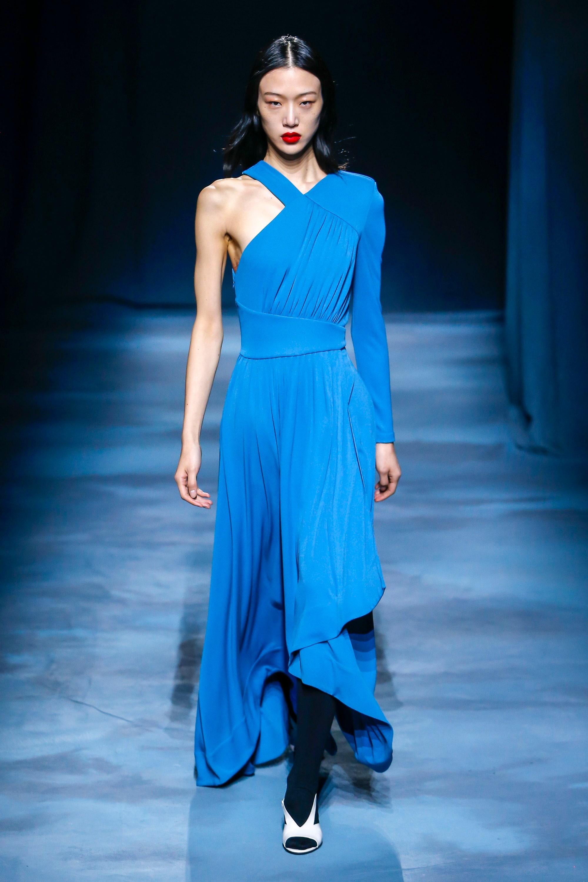 2019 Pasarela Documentada Givenchy Vestido de seda negro de una manga en venta 3