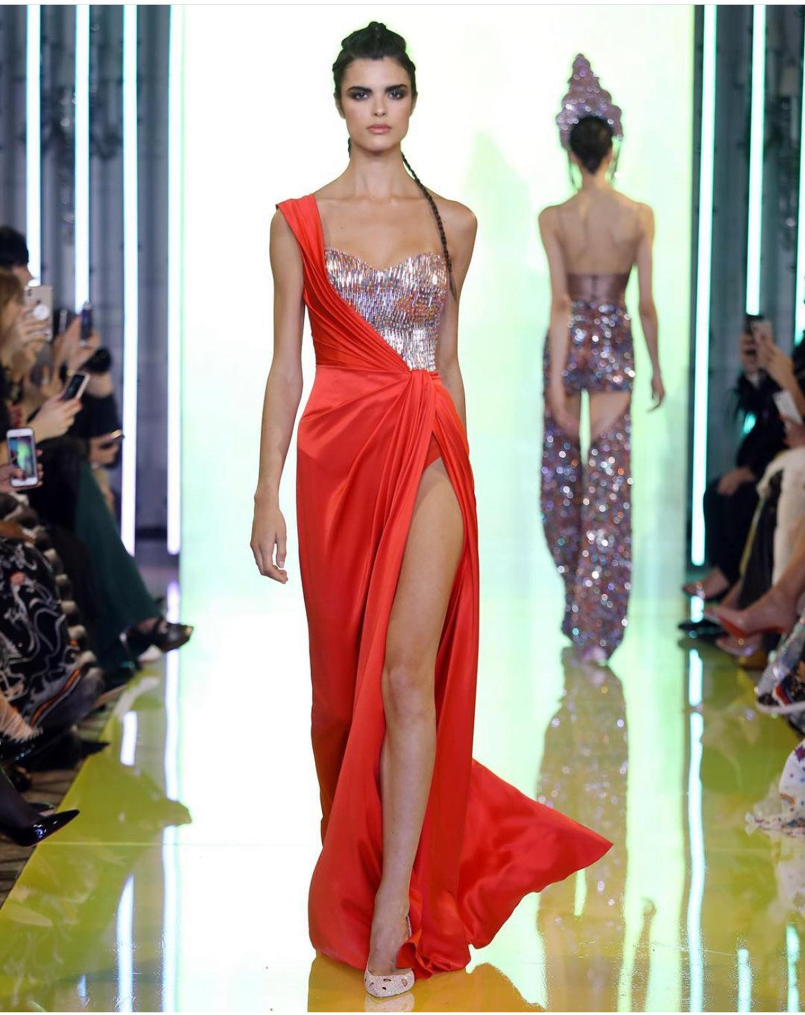 Donna 2019 Runway Rami Kadi Haute Couture Abito rosso in seta e corpetto di cristallo in vendita