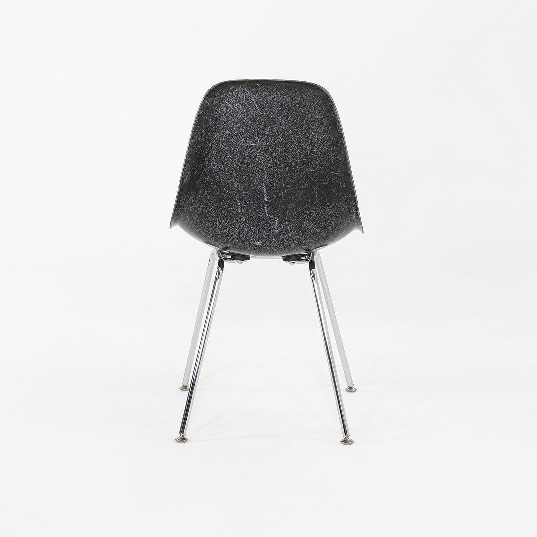 2019 Ensemble de six chaises d'appoint Eames Modernica en fibre de verre, noir en vente 3
