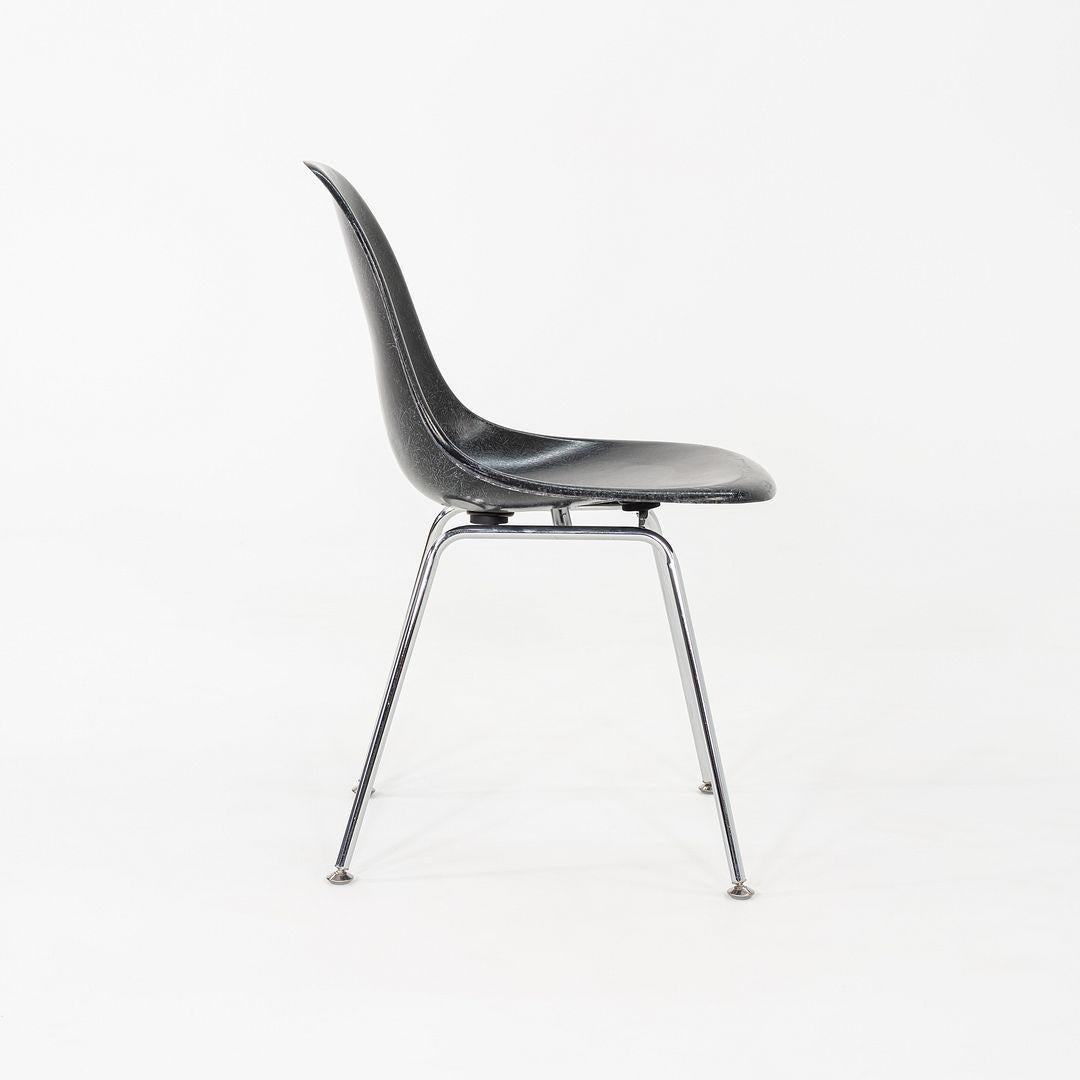 2019 Ensemble de six chaises d'appoint Eames Modernica en fibre de verre, noir en vente 4