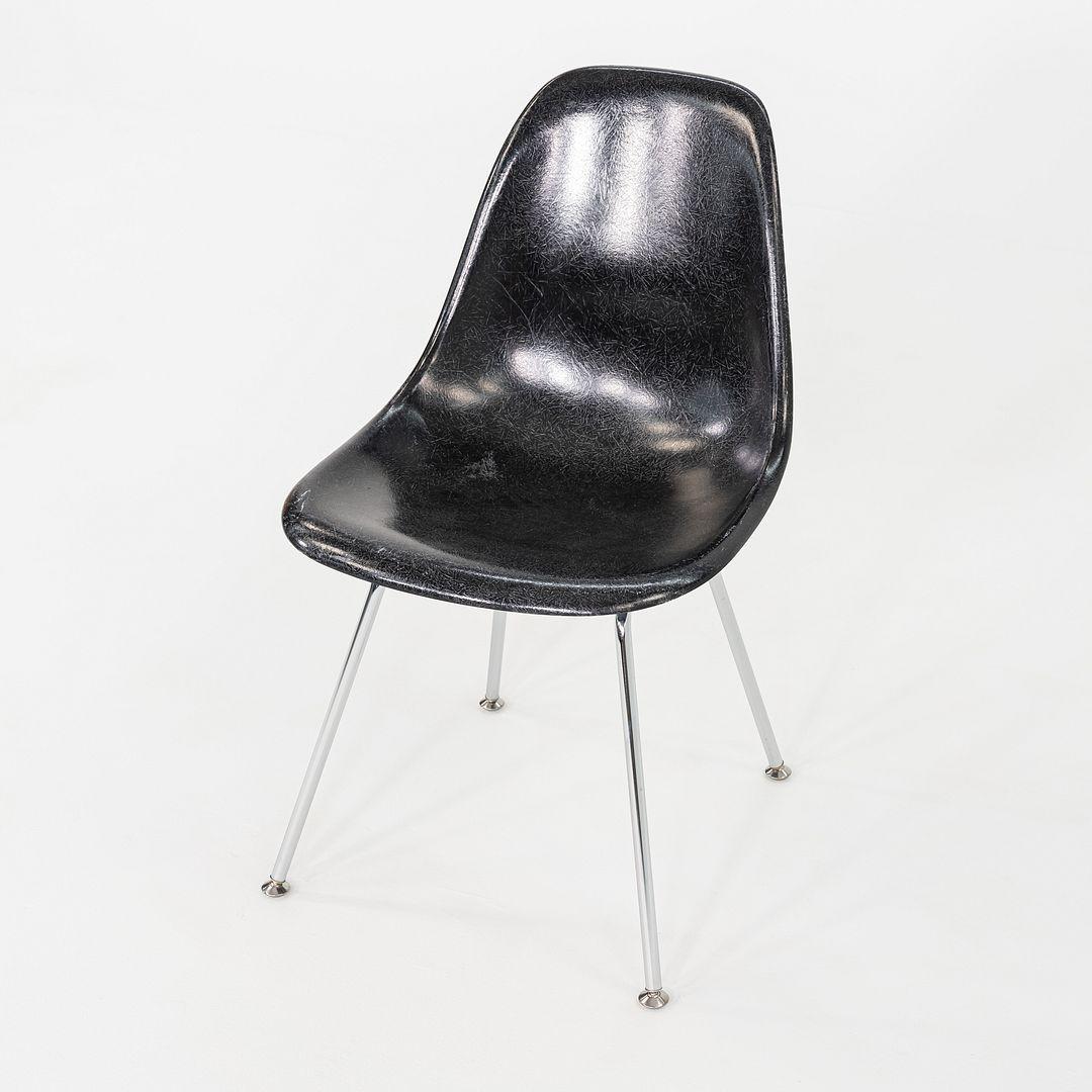 2019 Ensemble de six chaises d'appoint Eames Modernica en fibre de verre, noir en vente 5