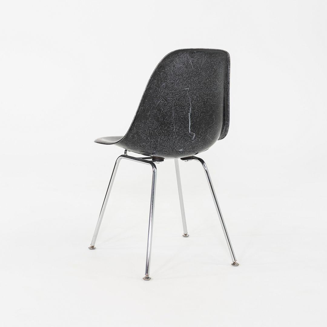 Il s'agit d'un ensemble de six chaises DSX, conçues à l'origine par Ray et Charles Eames dans les années 1950. Ces chaises ont été produites par Modernica à Los Angeles, en Californie, en 2019. Les chaises sont constituées d'une coque en fibre de