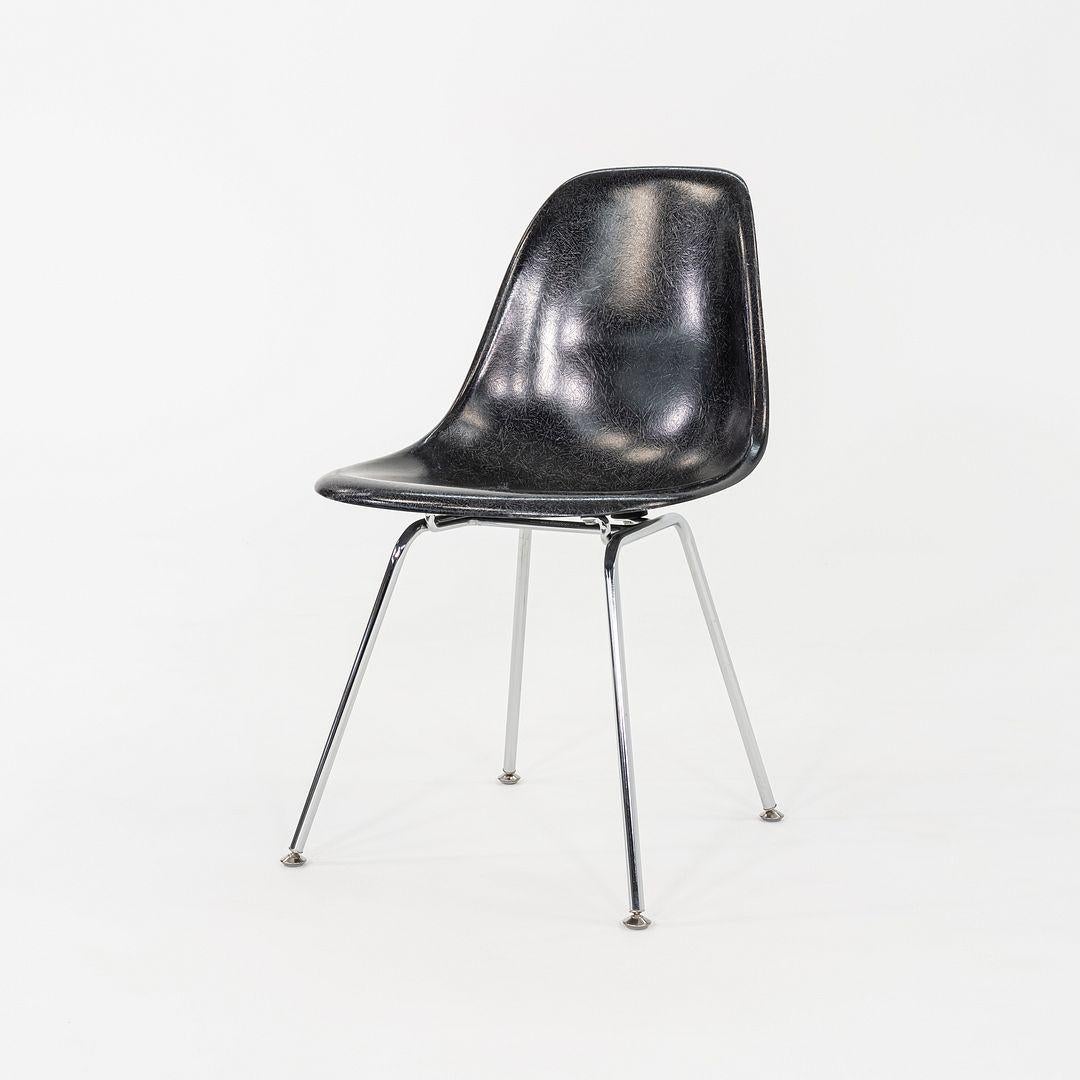 Américain 2019 Ensemble de six chaises d'appoint Eames Modernica en fibre de verre, noir en vente