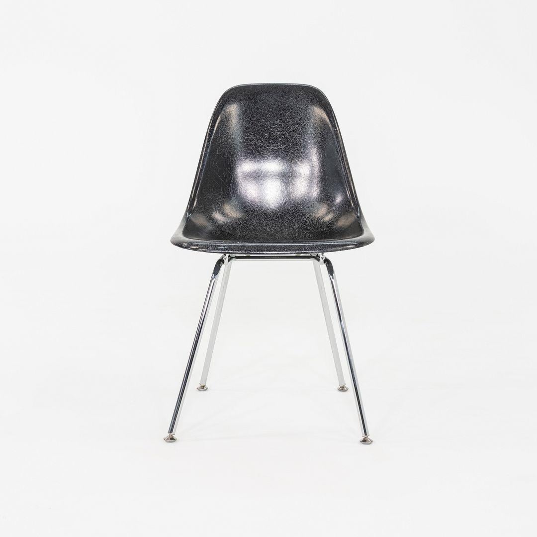 2019 Ensemble de six chaises d'appoint Eames Modernica en fibre de verre, noir Bon état - En vente à Philadelphia, PA