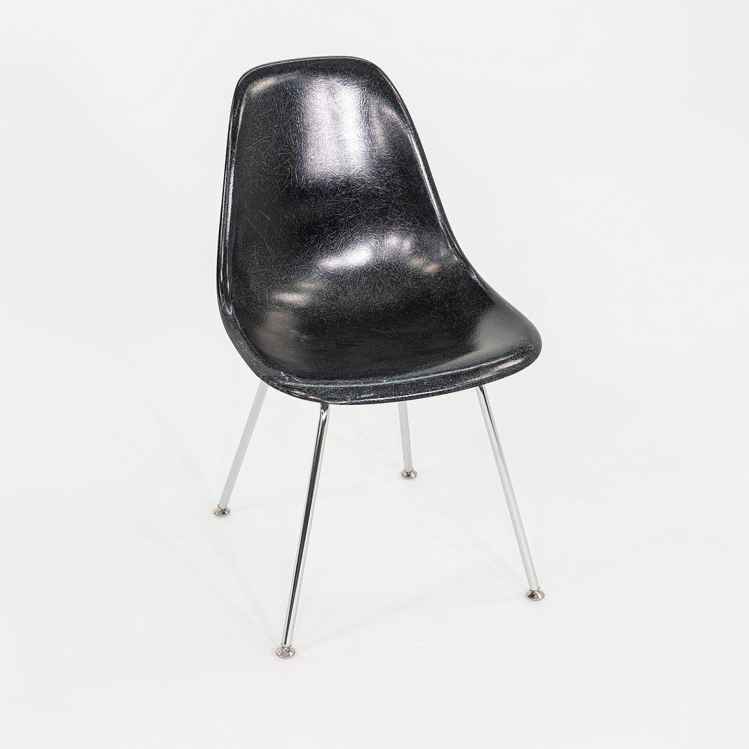 XXIe siècle et contemporain 2019 Ensemble de six chaises d'appoint Eames Modernica en fibre de verre, noir en vente