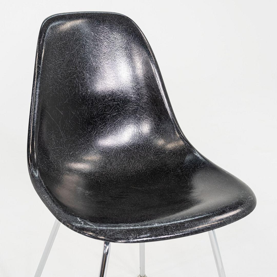 Fibre de verre 2019 Ensemble de six chaises d'appoint Eames Modernica en fibre de verre, noir en vente