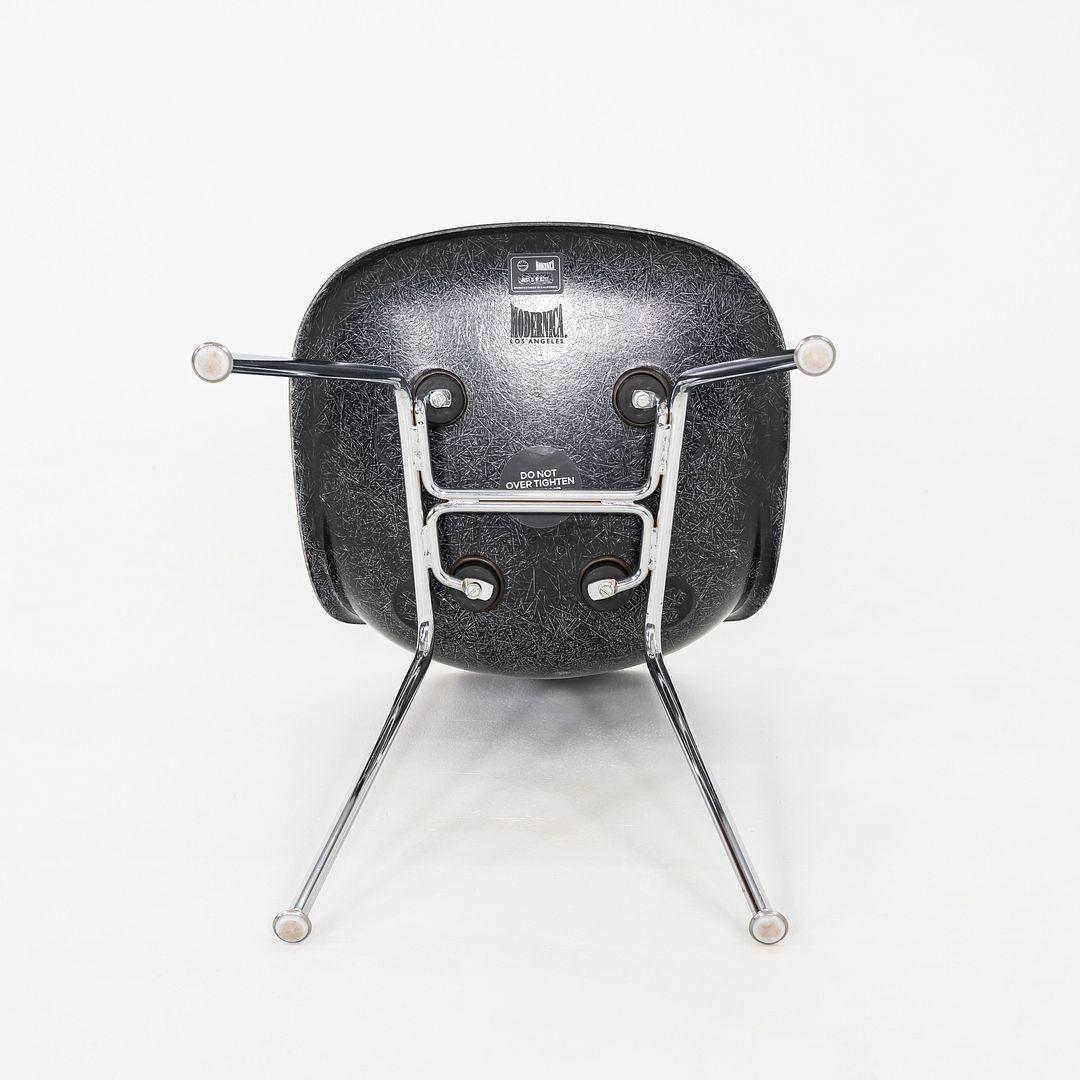 2019 Ensemble de six chaises d'appoint Eames Modernica en fibre de verre, noir en vente 1