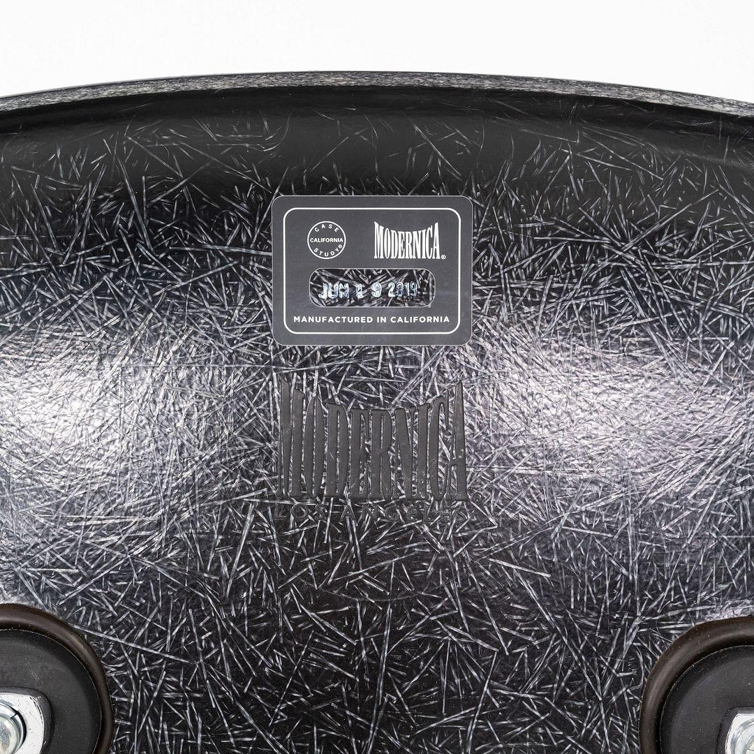 2019 Ensemble de six chaises d'appoint Eames Modernica en fibre de verre, noir en vente 2