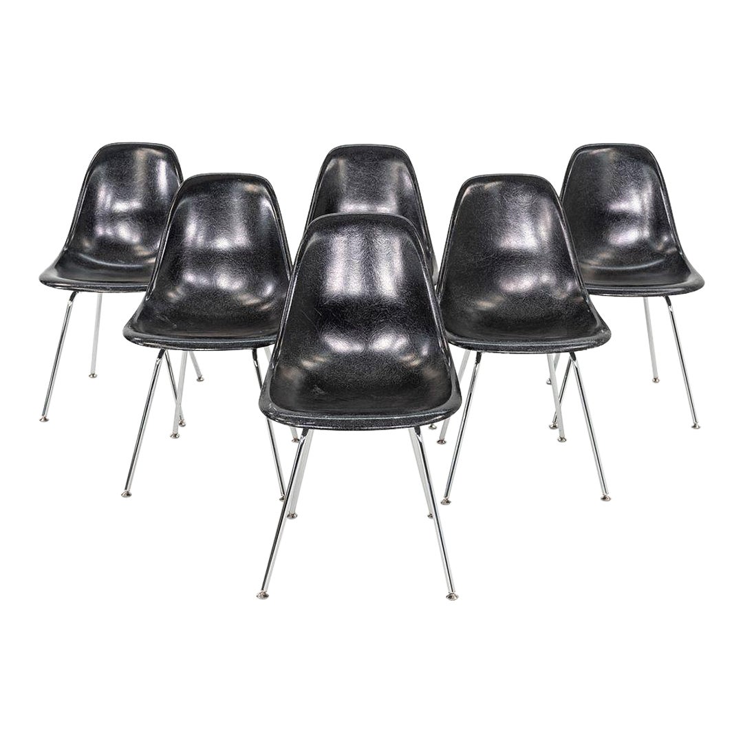 2019 Ensemble de six chaises d'appoint Eames Modernica en fibre de verre, noir