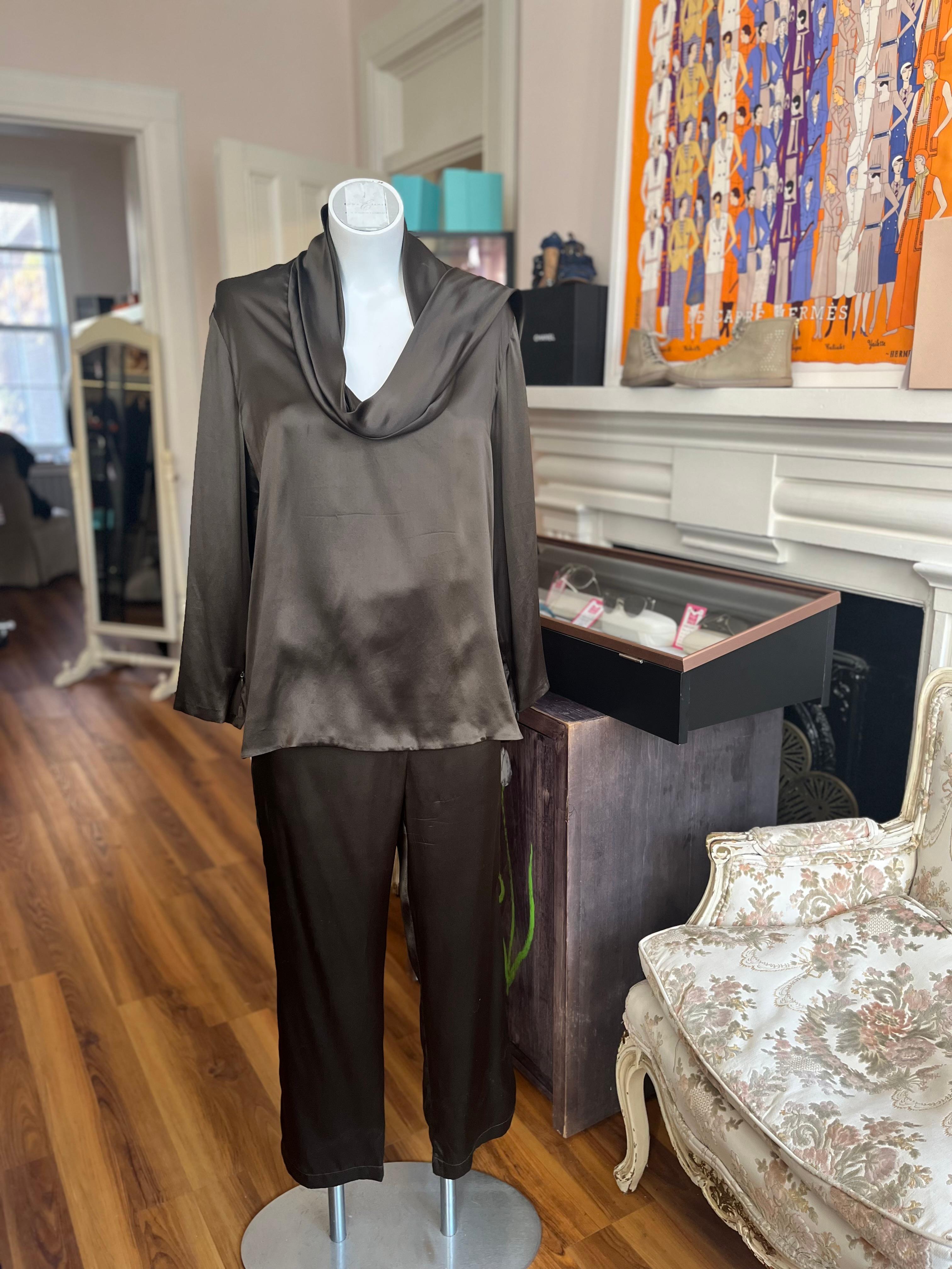 Made in Italy and designed by Tom Ford, this piece is made of silk in a bronze color. It is both fashionable and very comfortable.
The pants have an elastic waist, two back pockets, and eye and hook and zip front centre closure.

The top has a
