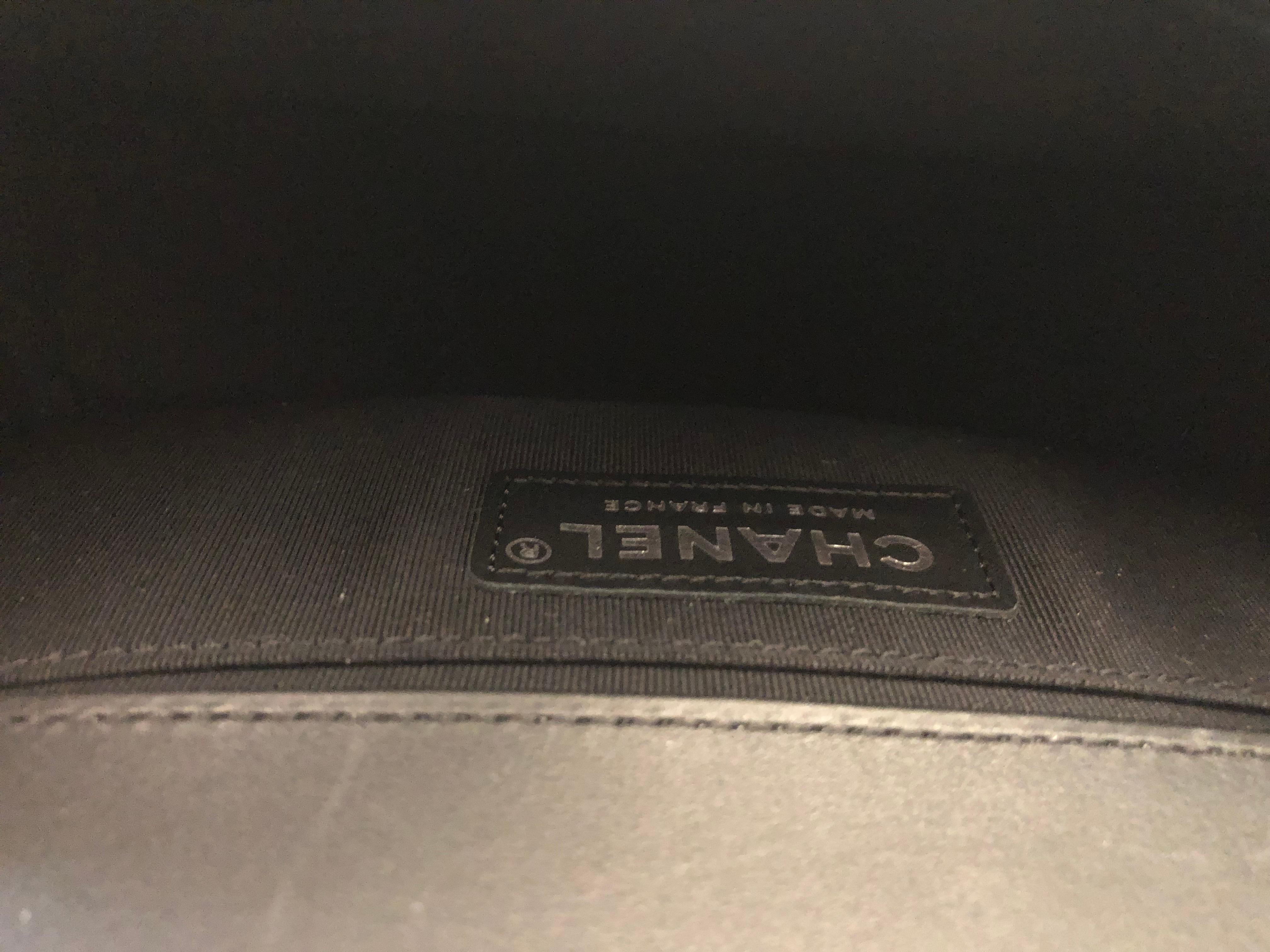 Unbenutzt CHANEL Kleine gesteppte Metallic Boy Bag aus schwarzem Ziegenleder Chrom Silber 2019 im Angebot 4