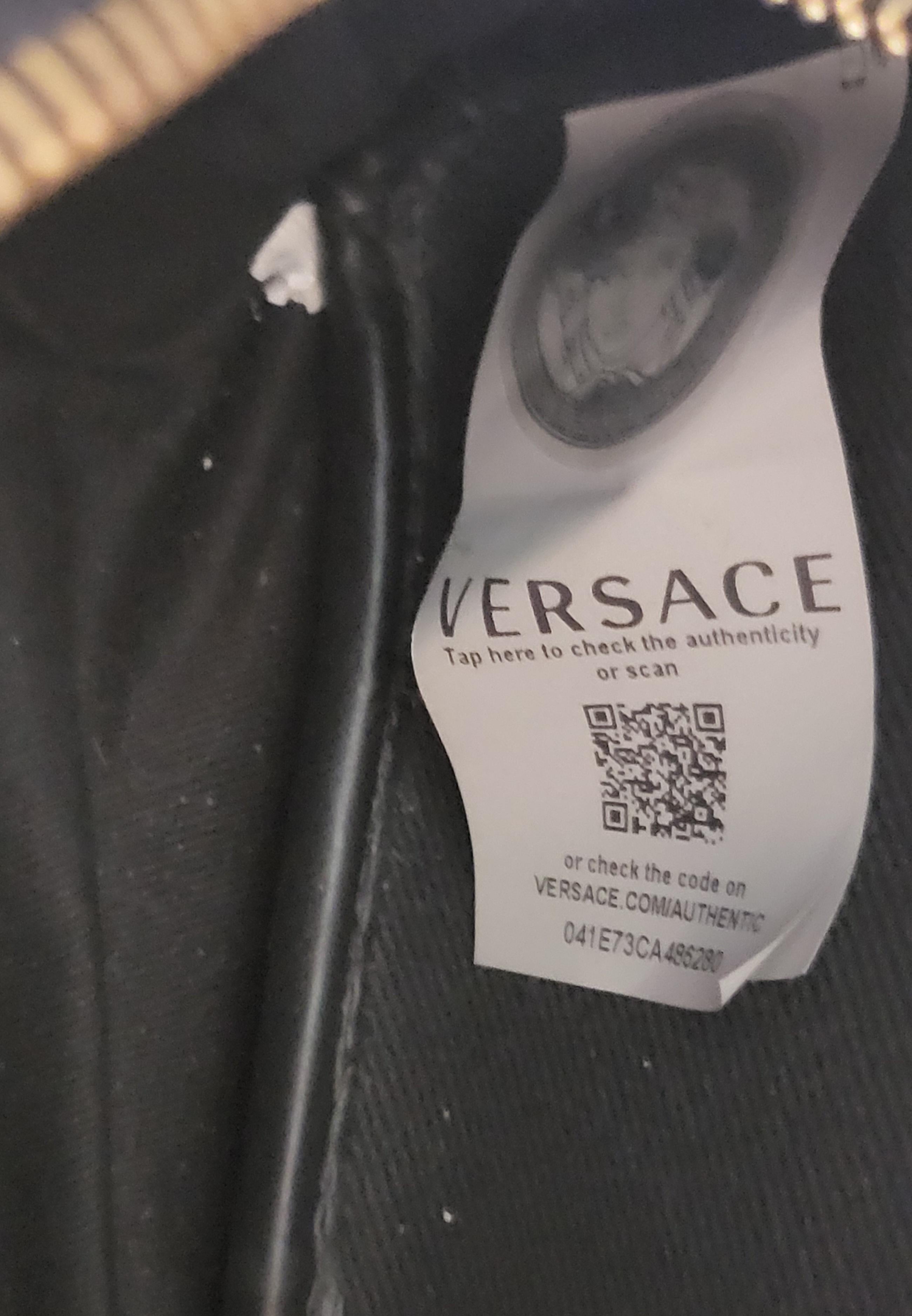 2019 VERSACE Schwarzes Leder mit weißem Logo Tailletasche und Gürteltasche im Angebot 1
