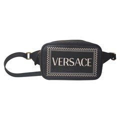 2019 VERSACE Borsa a marsupio in pelle nera con logo bianco
