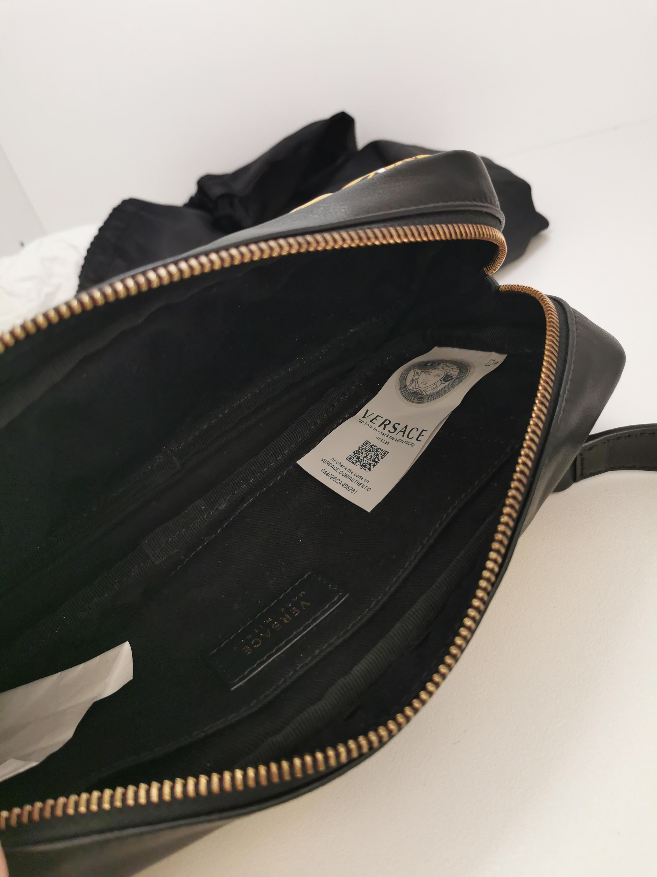 2019 VERSACE Medusa Greca Baroque Print Lambskin Crossbody Leather Waist Bag en vente 6