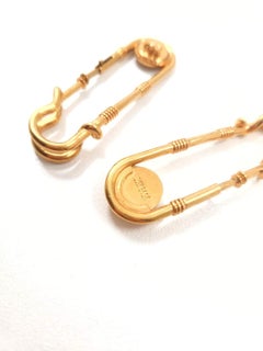 2019 Versace Safety Pin Clip On Gold Medusa Large Earrings as seen on Gigi Hadid (Boucles d'oreilles Méduse avec épingle à nourrice en or)