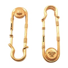 2019 Versace Safety Pin Clip On Gold Medusa Large Earrings as seen on Gigi Hadid (Boucles d'oreilles Méduse avec épingle à nourrice en or)